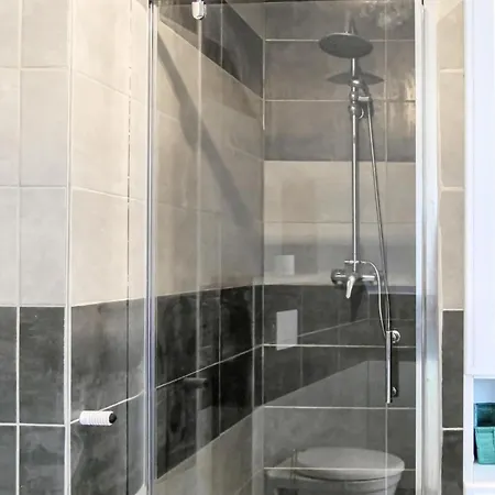 4 Bedroom Beautiful In * Pirou