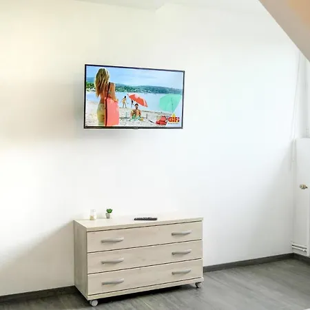 4 Bedroom Beautiful In * Pirou
